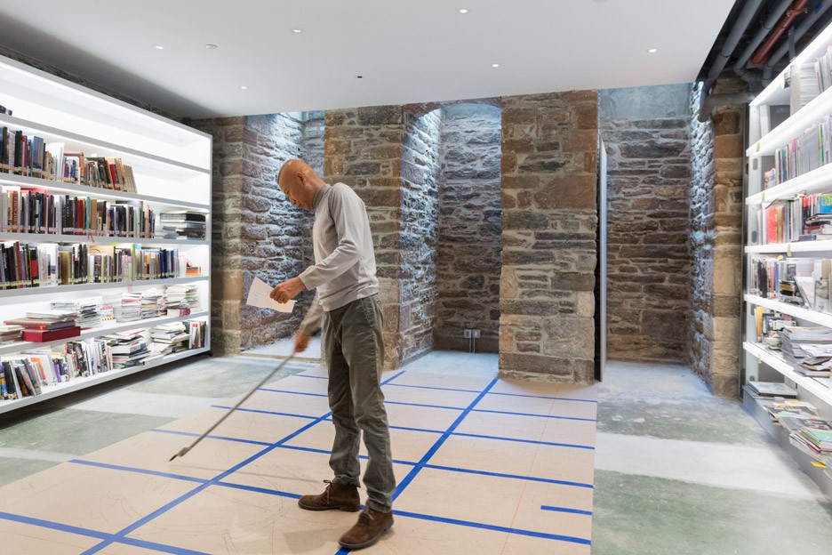 蔡国强于纽约工作室。Brett Beyer摄，OMA提供