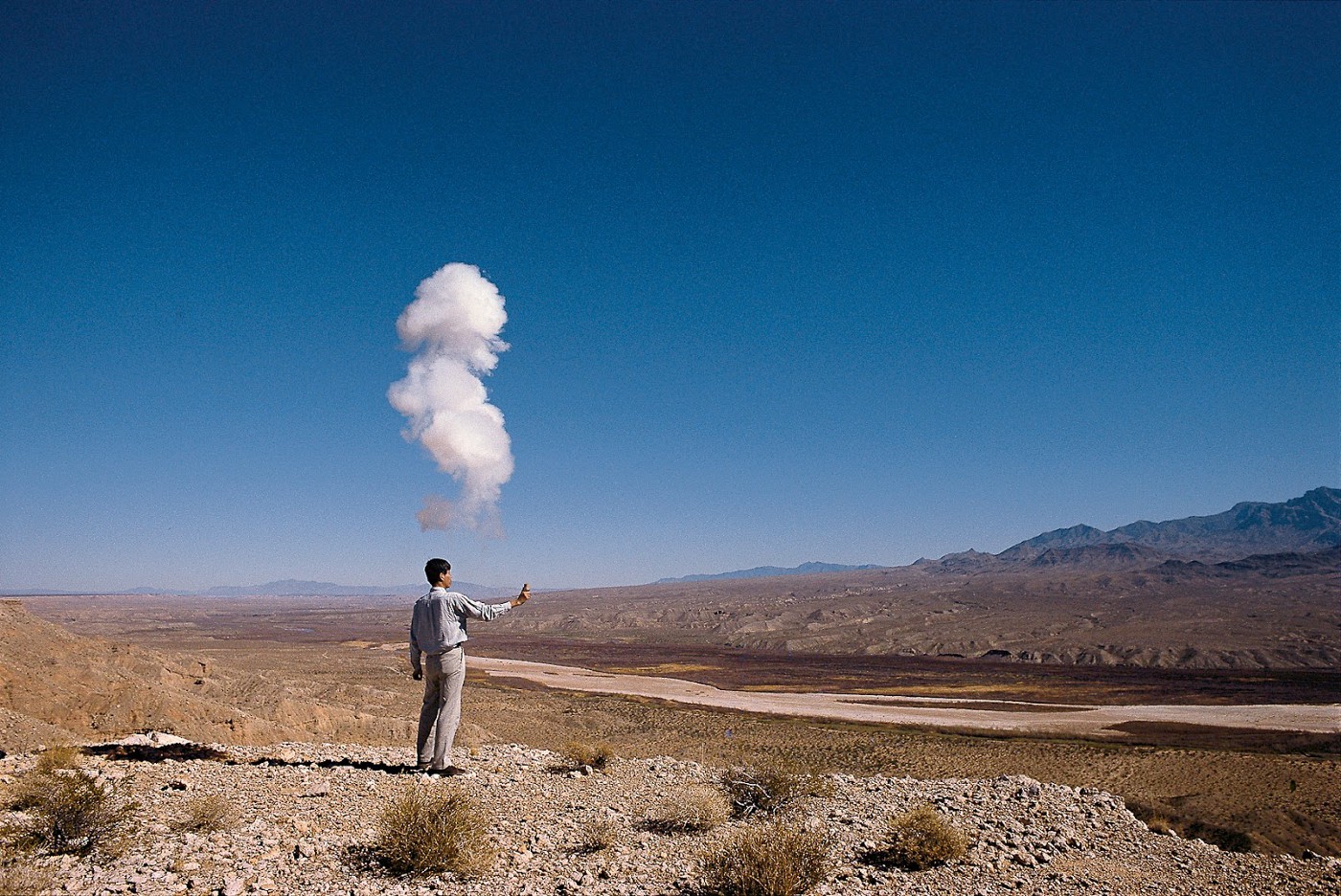 蔡国强，《有蘑菇云的世纪：为二十世纪作的计划》，1996 。实现于美国内华达核试验基地。火药十公克、纸筒。Hiro Ihara摄，蔡工作室提供