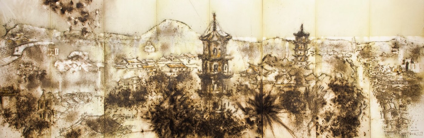 蔡国强，《故乡》，2013。火药、纸、装裱于木制八扇屏风，240 x 750 cm。Justin Jin摄，蔡工作室提供