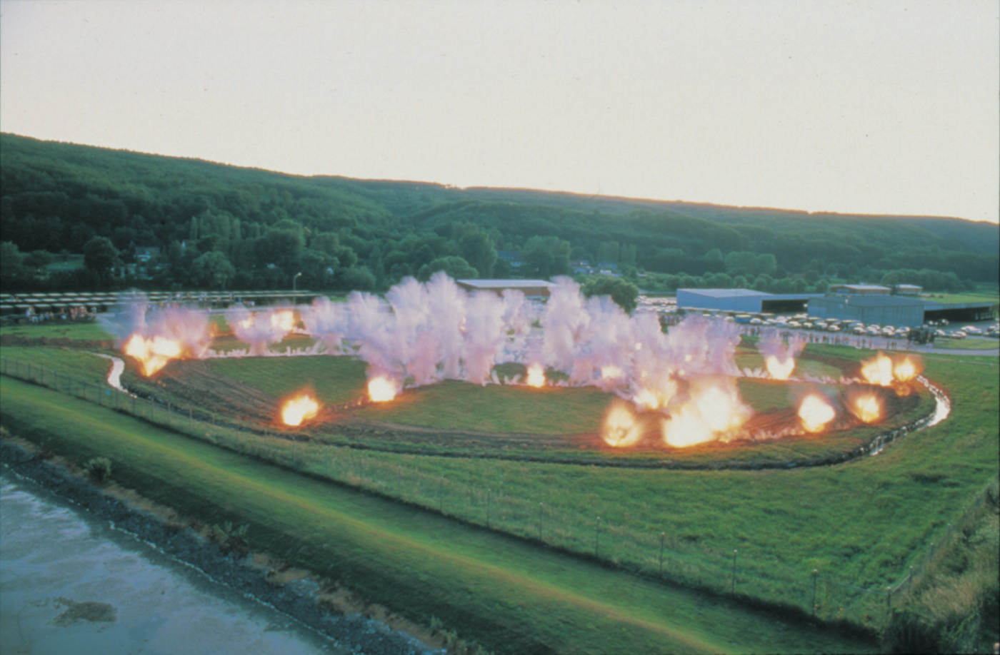 蔡国强，《胎动二：为外星人作的计划第九号》，1992。实现于联邦国防军水上训练基地, 汉诺威, 6月27日晚上9点40分, 历时9秒钟火药90公斤、导火线1300米、带9个传感器的地震仪、脑电图仪和心电图仪。占地约15000平方米。Masanobu Moriyama摄，蔡工作室提供