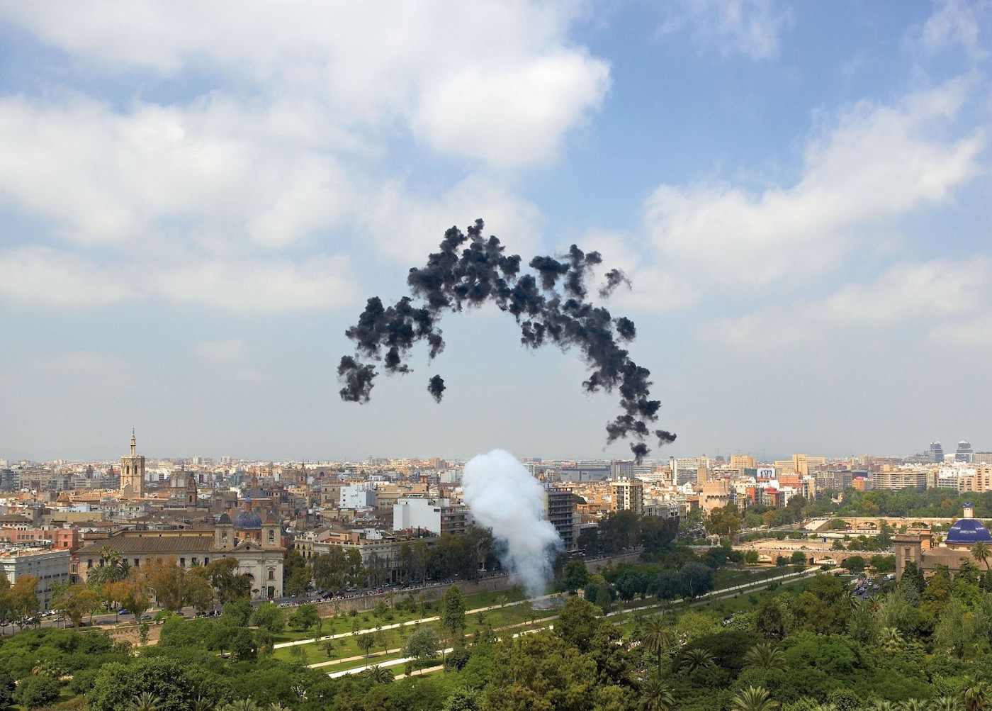 蔡国强，《黑彩虹：瓦伦西亚爆破计划》，2005。爆破计划于图里亚河畔公园, 瓦伦西亚, 5月22日，中午12:05分, 历时约1分钟。1400枚3英寸大小的黑色烟火弹。朱安·格西亚·罗素摄，图像版权西班牙瓦伦西亚现代美术馆所有