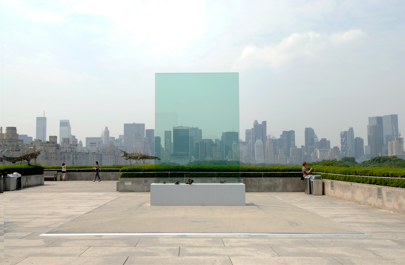 蔡国强《透明纪念碑》，2006。玻璃、纸浆、玻璃纤维、塑料、羽毛，10.17 × 309.9 × 81.3 cm。于大都会博物馆Iris and B. Gerald Cantor 屋顶花园装置一景，Hiro Ihara摄，蔡工作室提供