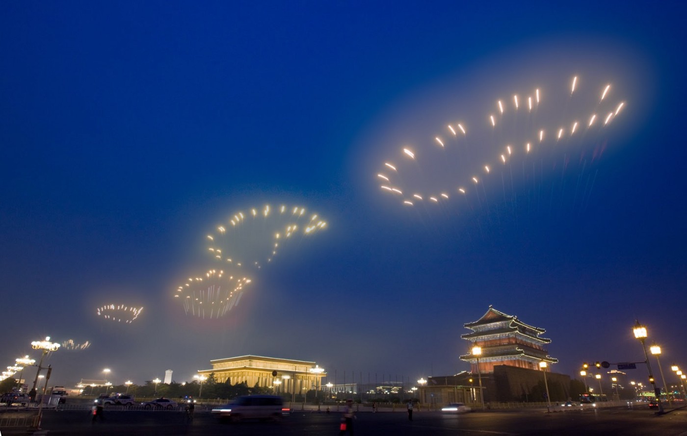 蔡国强，《历史足迹：为2008年北京奥运开幕式作的焰火》，2008。实现于中国北京, 8月8日。受国际奥委会和北京奥组委委托、为第二十九届奥运会而作。Hiro Ihara 摄，蔡工作室提供