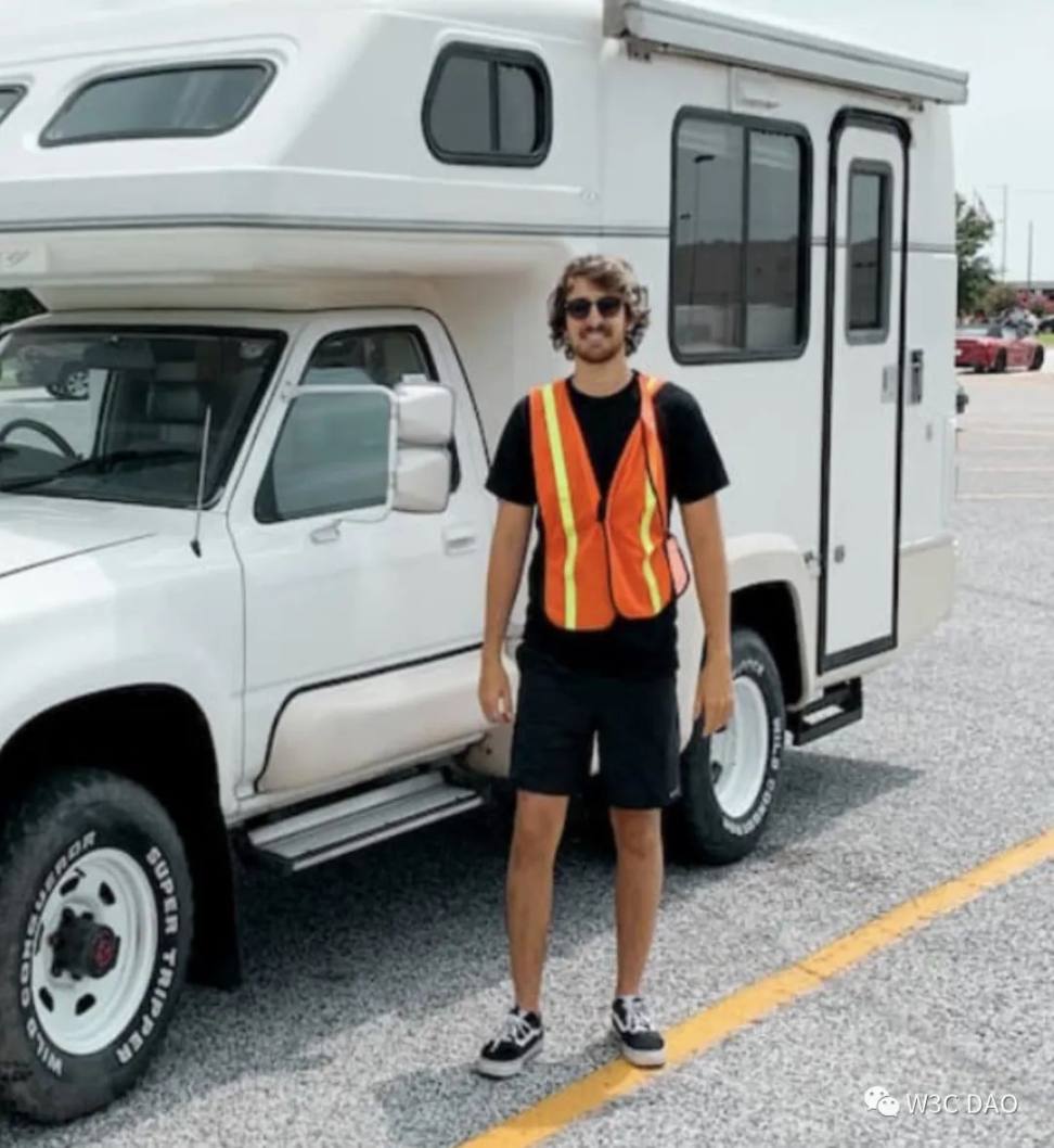 PEPE 暴跌！背后“创始人”遭曝光--97 年摄影师，用卖币的钱购置了兰博基尼- Foresight News