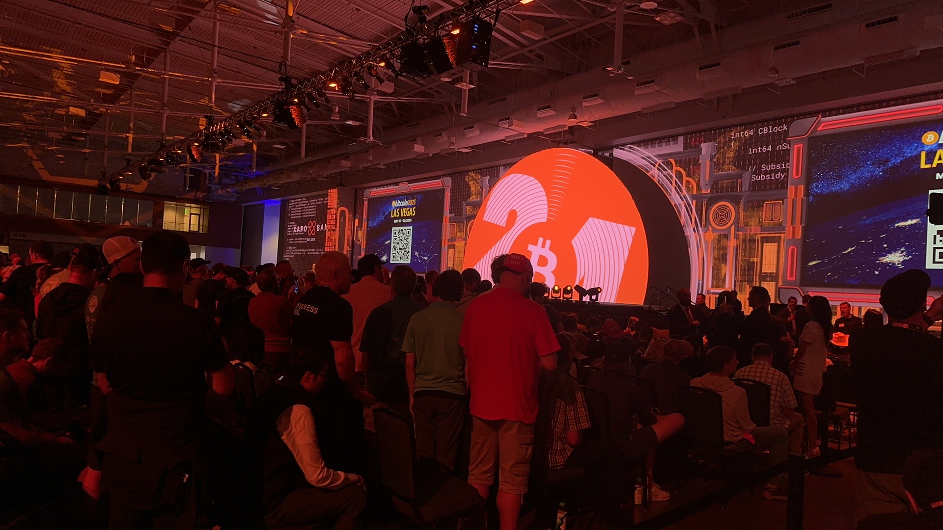 特朗普已迟到近半小时，Bitcoin 大会演讲现场8000 余人等待- Foresight News