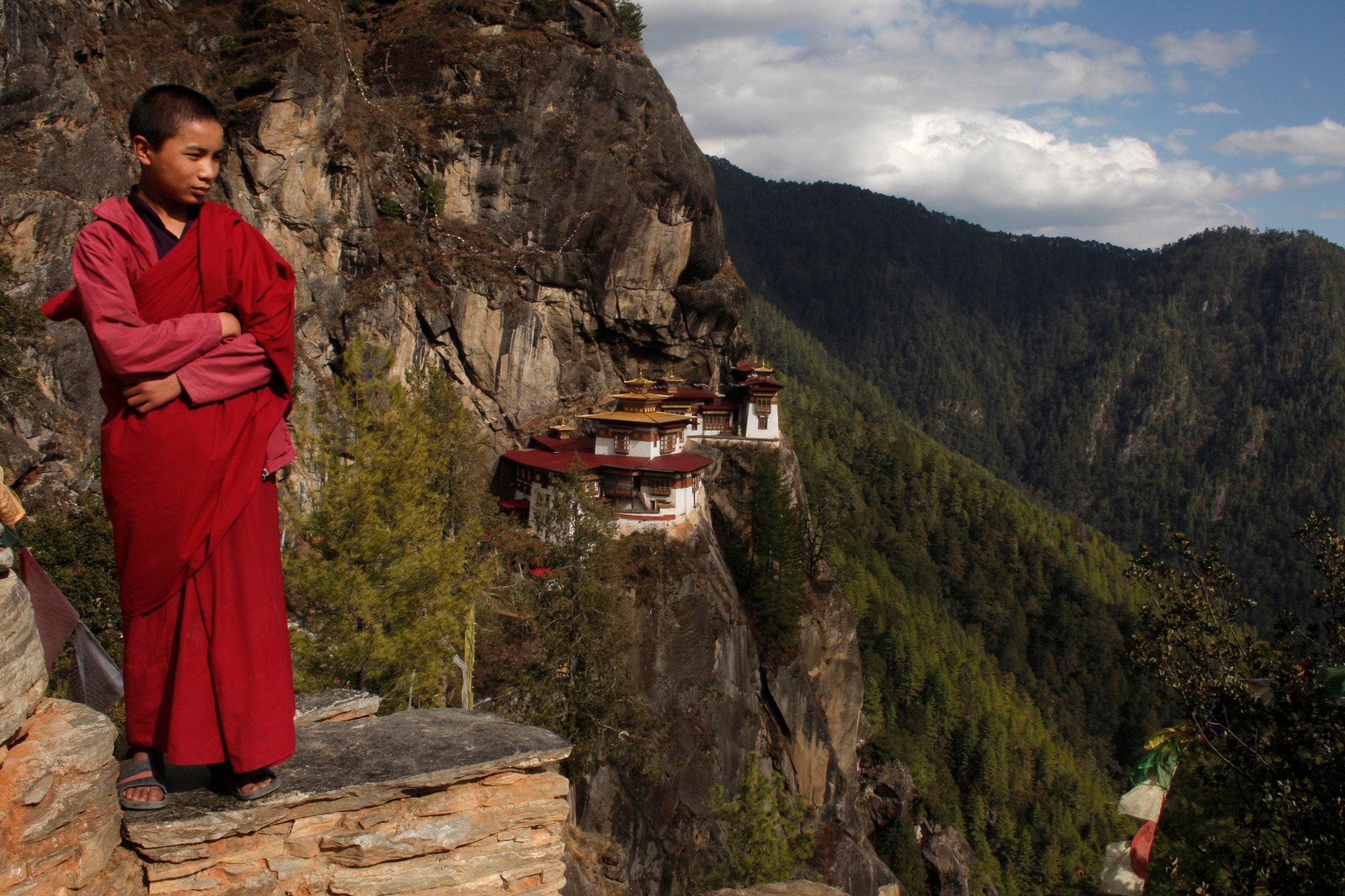 BTN: Monatic Life in Bhutan Unchangeable As Democracy Takes Hold